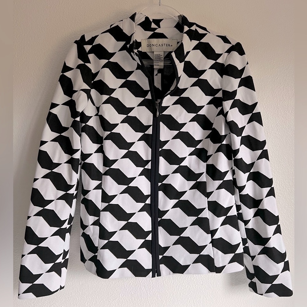 Doncaster‎ Women's Black and White Zip Front Jacket Size 10